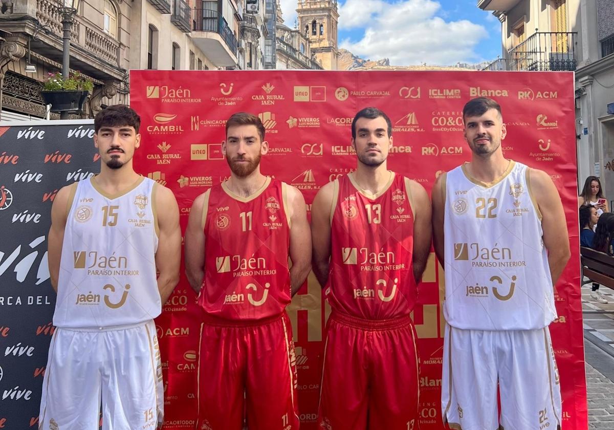 Jaén Paraíso Interior CB presentó, para este curso, las equipaciones con las que quiere celebrar su 35 aniversario