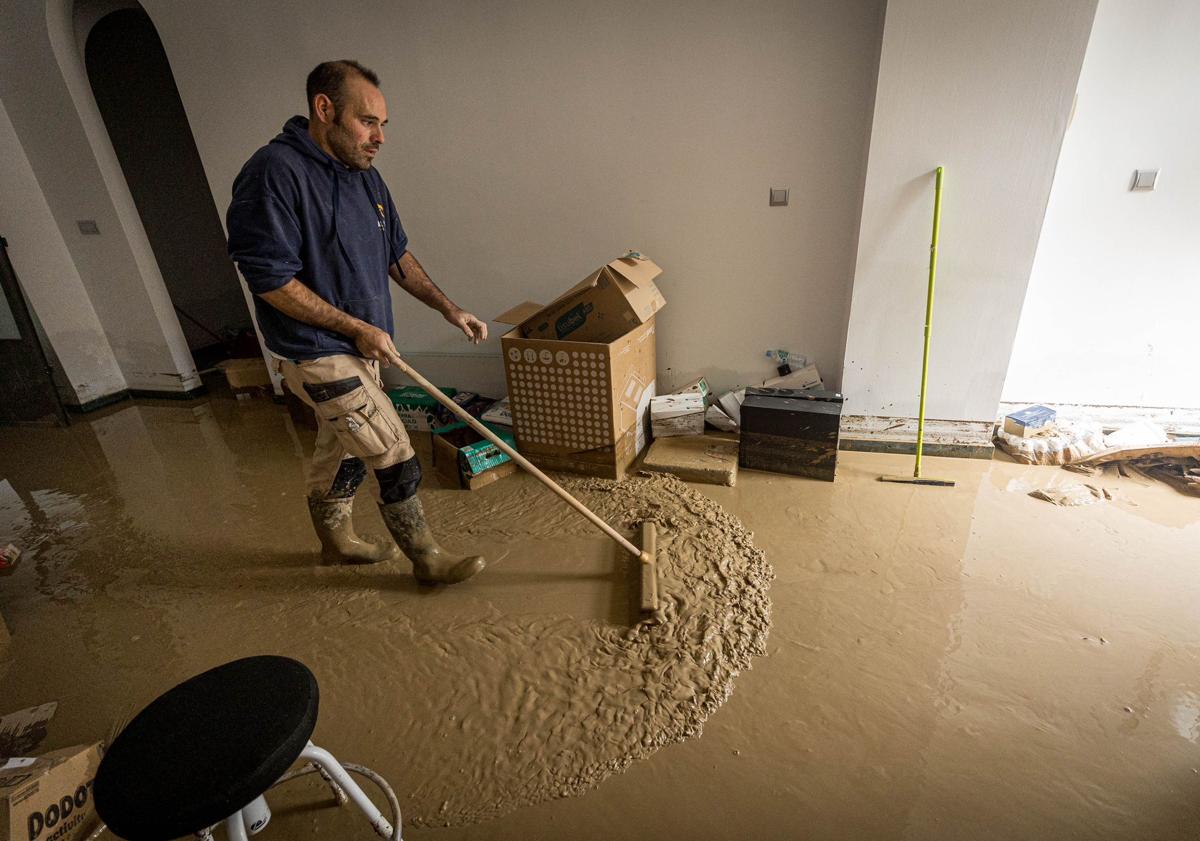 Imagen principal - Afectados por la lluvia en Chauchina.