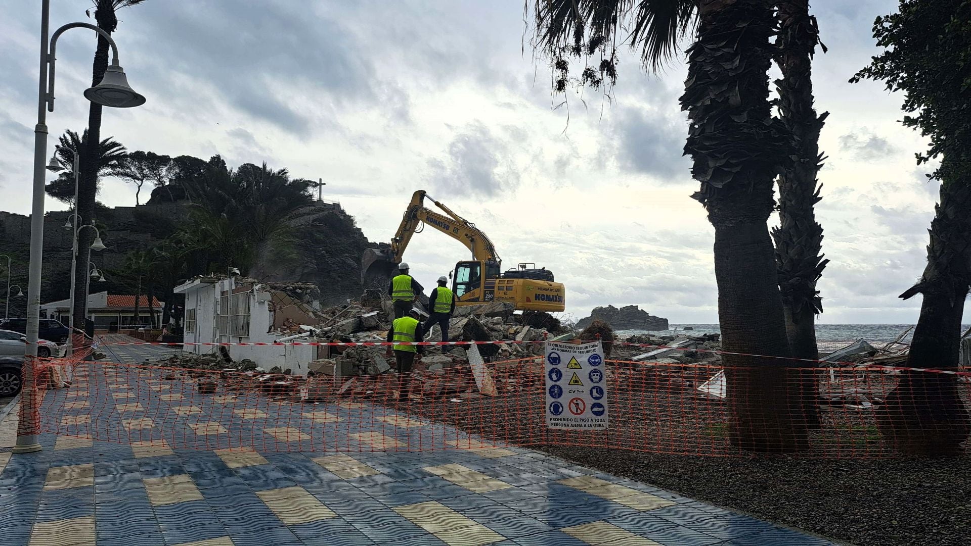 Operarios trabajando en la demolición del Chiringuito Calabré.