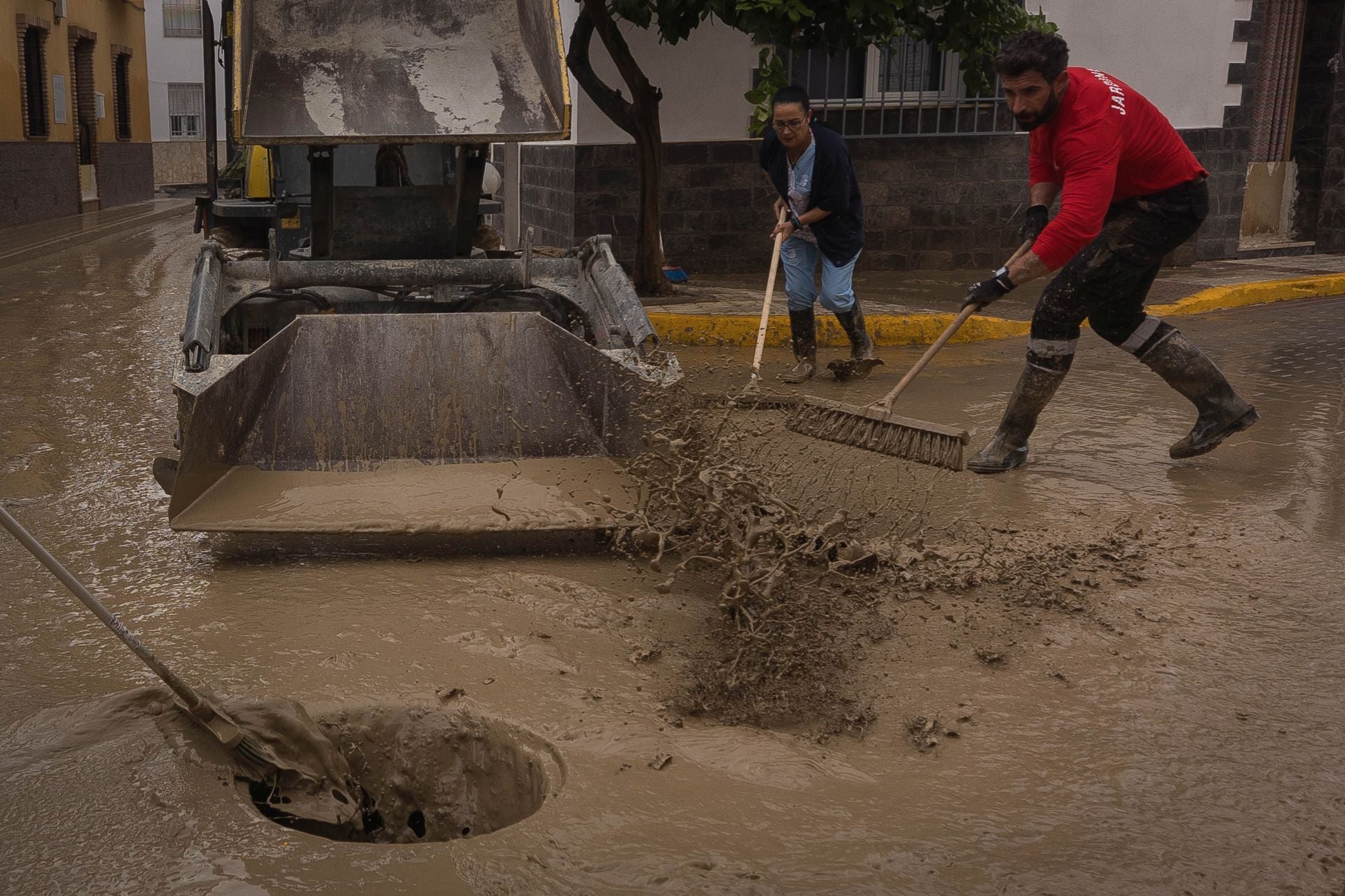 Trabajos en Chauchina para deshacerse del barro.