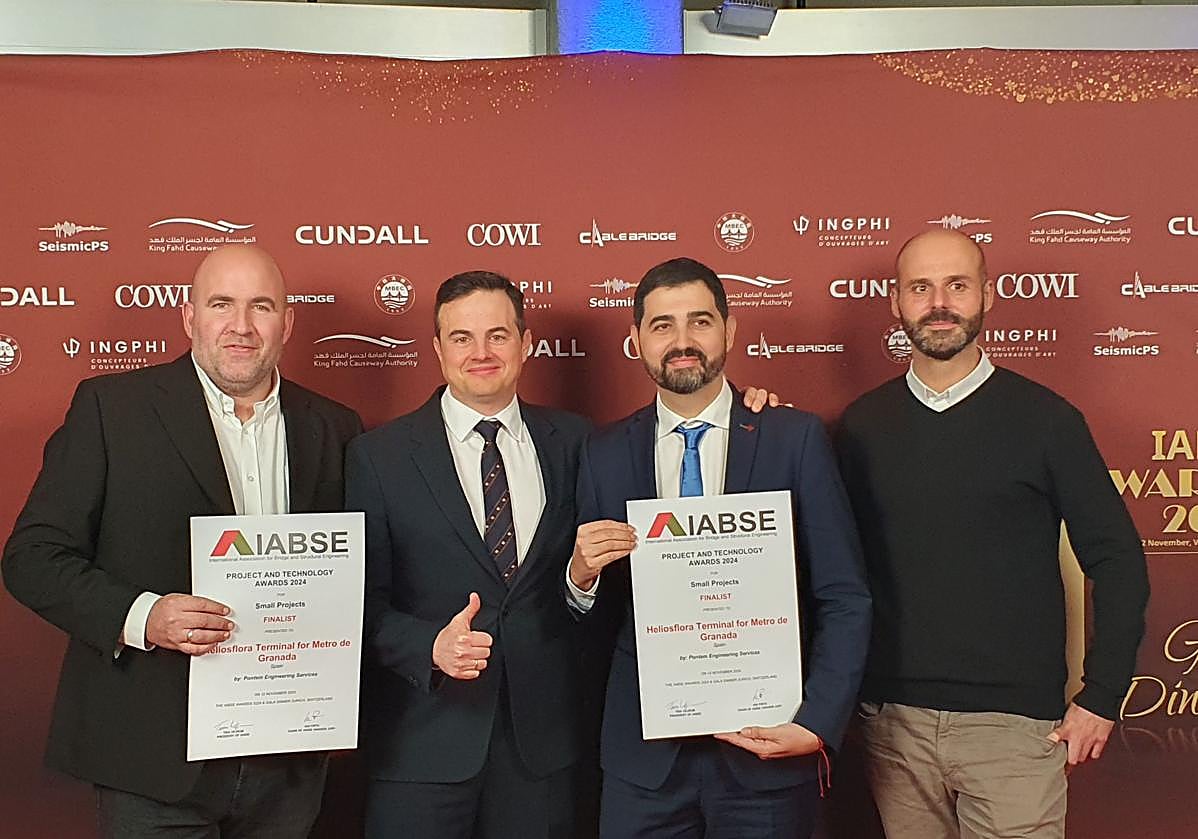 El equipo de granadinos recoge el premio por las cubiertas del metro.