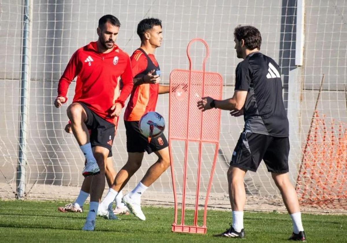 Pablo Insua toca balón durante un entrenamiento con David Generelo, segundo de Fran Escribá.