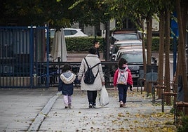 Una madre, acompañadada de sus hijas este jueves sin colegio.