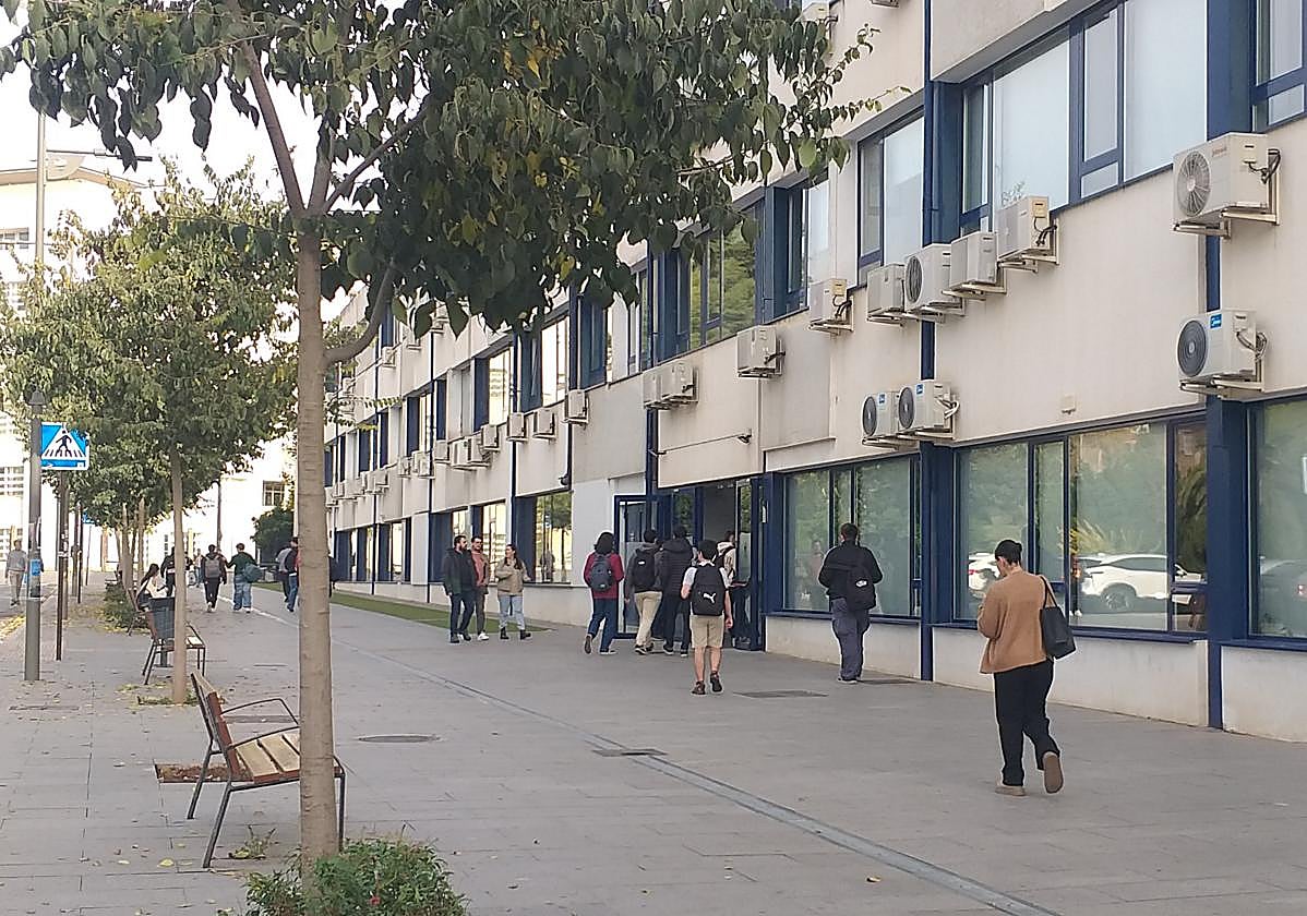 Estudiantes entrando a clase en la UGR.