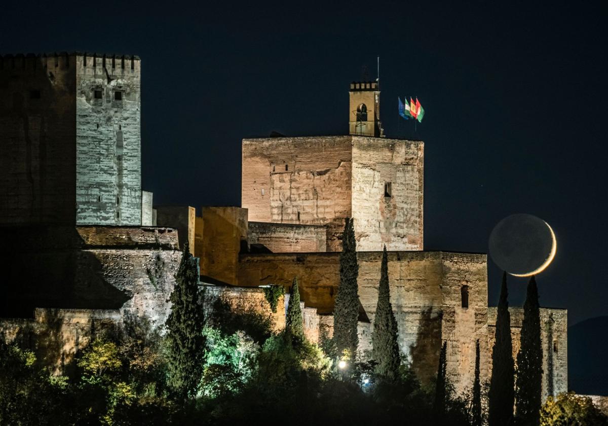 Espectacular imagen de la Torre de la Vela y la Luna tomada con telescopio desde la Vereda de Enmedio.