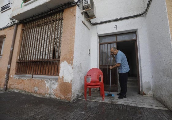 Oliver Santiago, vecino de un bajo afectado en la Costa.