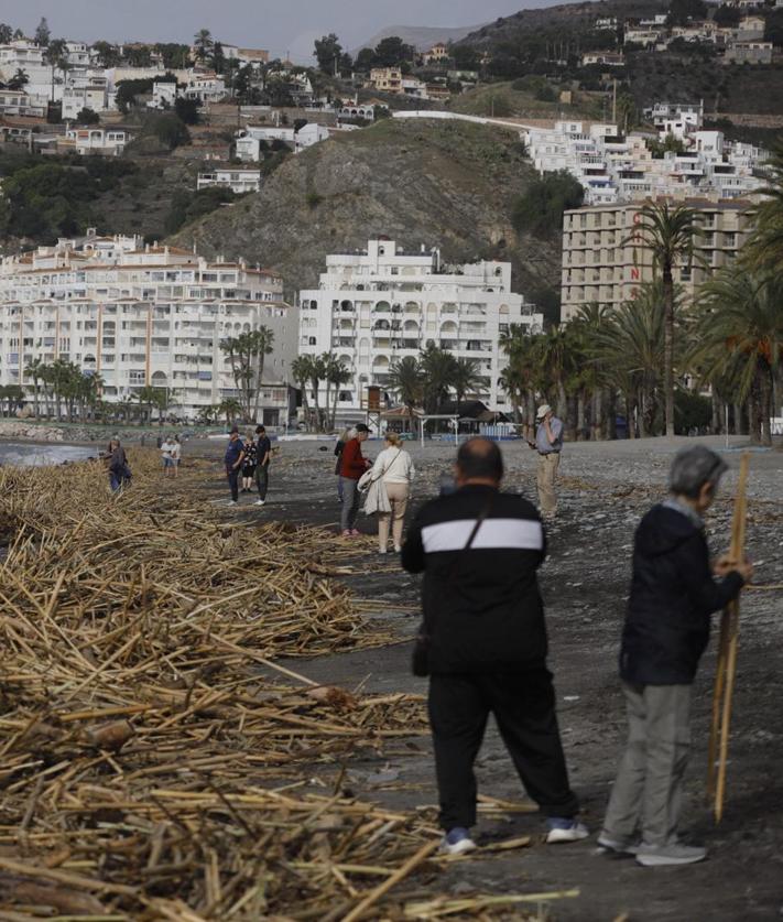 Imagen secundaria 2 - Efectos del temporal en la costa granadina.