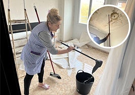 Josefa recoge agua del suelo encharcado de su casa después de las lluvias de este miércoles.