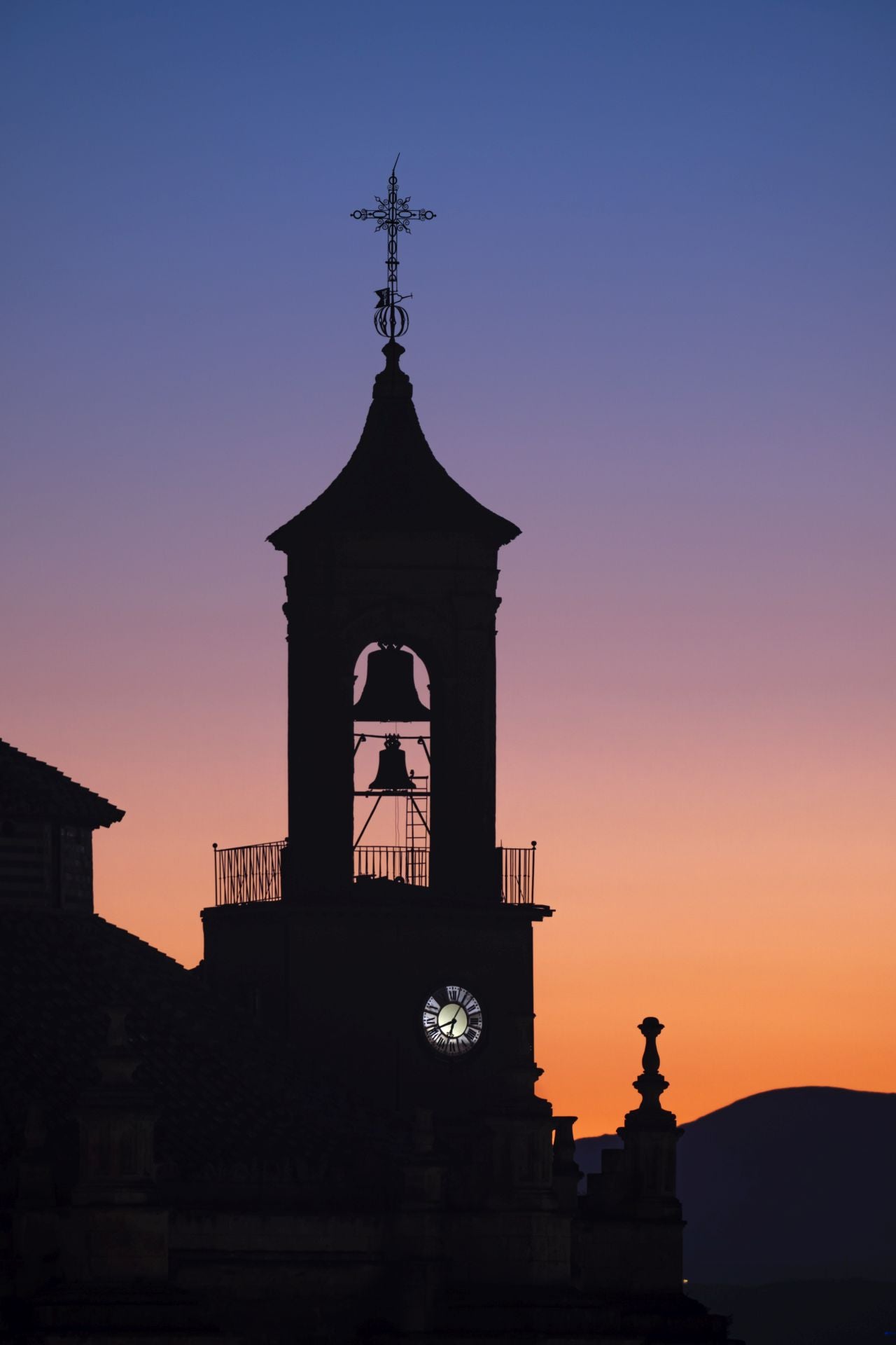 Precioso atardecer en la torre del reloj de la Catedral de Granada-