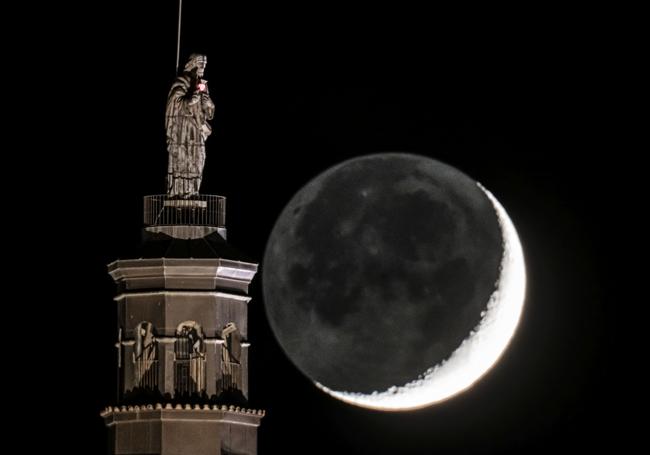 Estatua del Sagrado Corazón de Jesús, que corona la Catetedral de Guadix, con la Luna.