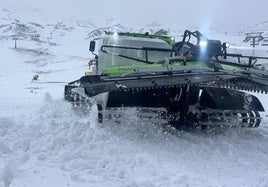 Máquinas trabajan en la zona de principiantes de Sierra Nevada este jueves.