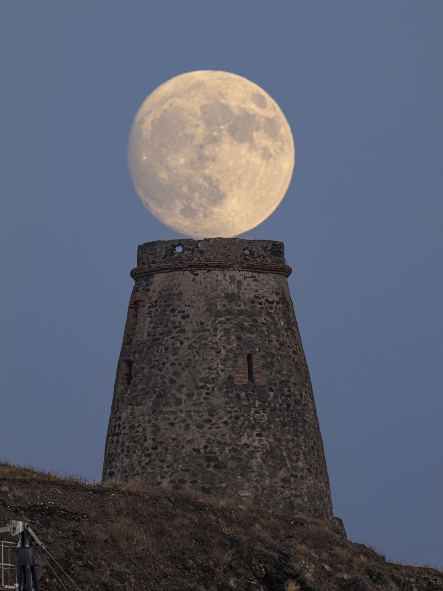 La Luna saliendo de la Torre del Diablo, en el término municipal de Almuñécar. 