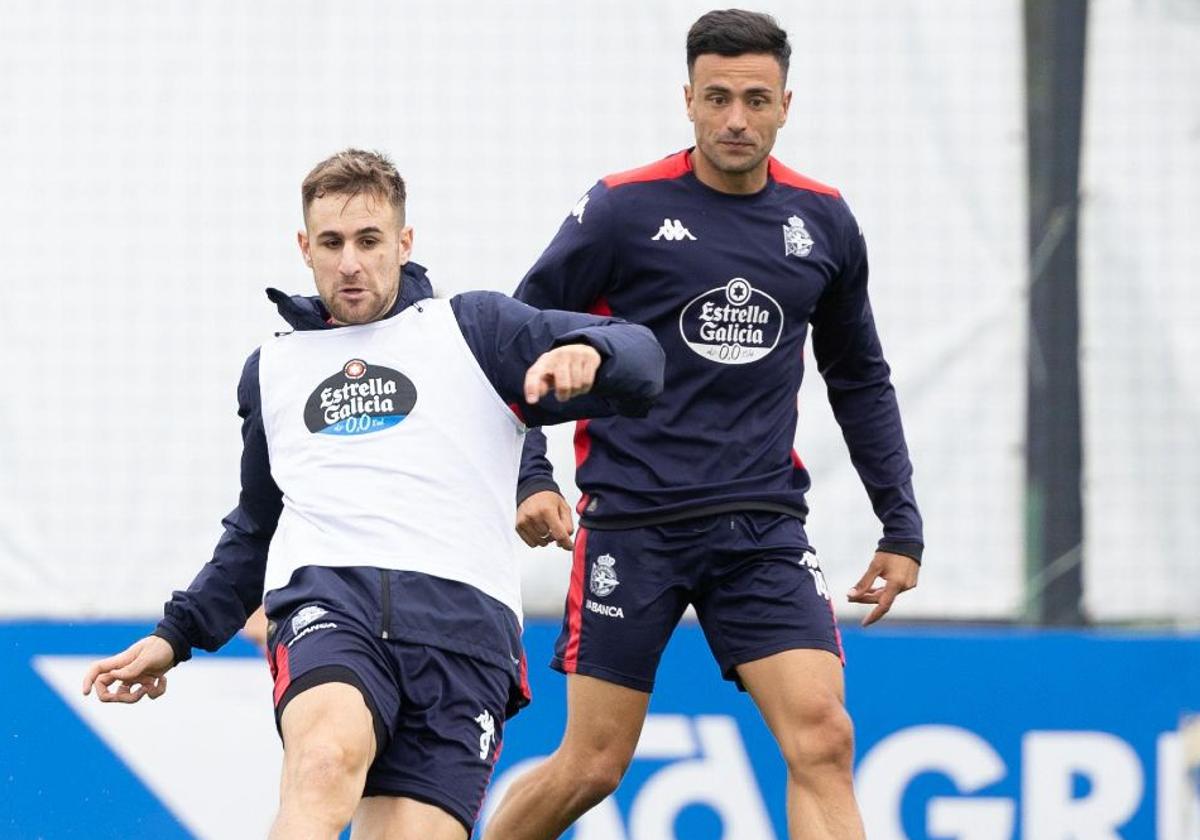 El Almeriense Barbero y Christian Herrera, dos ex rojiblancos, durante un entrenamiento con el Dépor