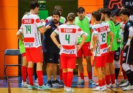 Rafa Romero da instrucciones a sus jugadores.