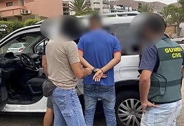 Imagen de la detención de uno de los dos presuntos implicados en el crimen perpetrado en Aguadulce.