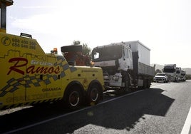 Accidente entre tres camiones en la A-7.