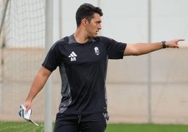 Arturo Ruiz señala con el dedo durante un entrenamiento de la semana.