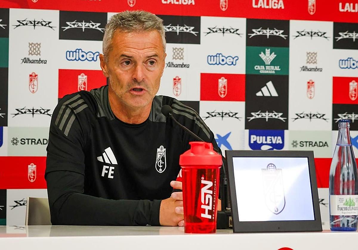 Fran Escribá comparece en la sala de prensa de la Ciudad Deportiva del Granada.