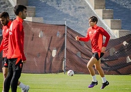 Gonzalo Villar participa en el entrenamiento de este viernes.