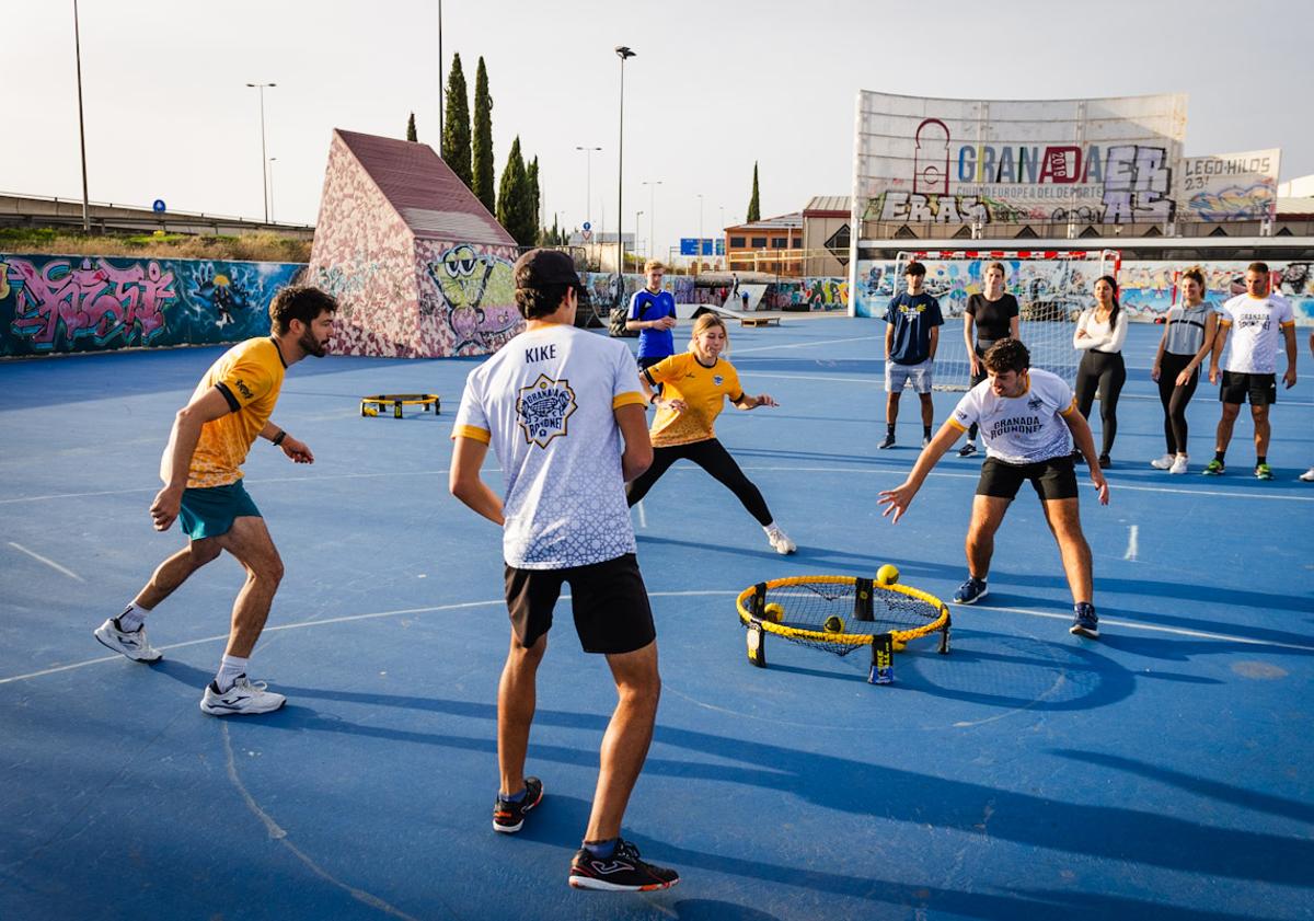 Imagen principal - Una red circular y una pelota, todo lo necesario para competir. 