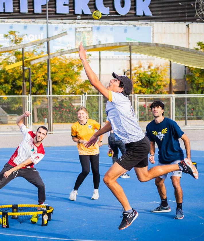 Imagen secundaria 2 - Una red circular y una pelota, todo lo necesario para competir. 