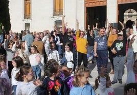 José Galán, de Flamenco Inclusivo, con usuarios de Aprompsi y otros colectivos jienenses en el flashmob 'Flamenco sin barreras' que se hizo en la lonja de Diputación.