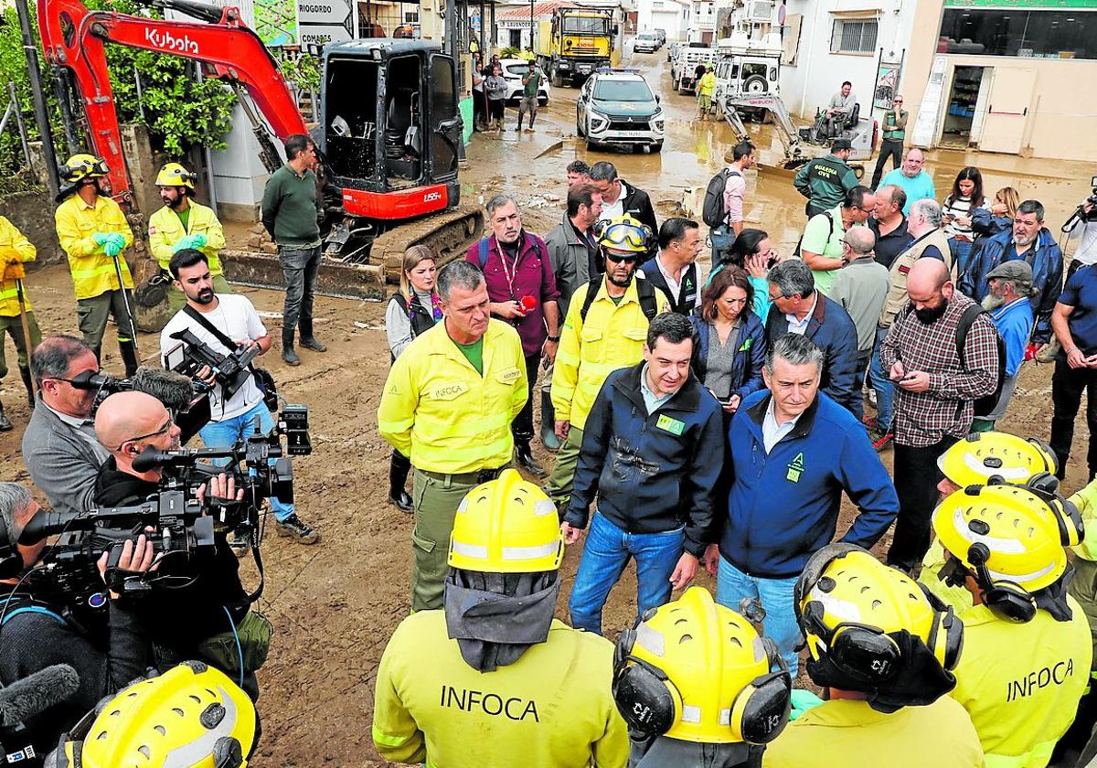 Juanma Moreno y Antonio Sanz, con trabajadores del Infoca.