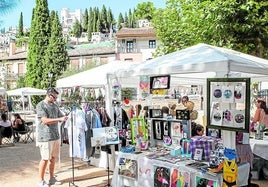 Tenderetes ubicados en el Campo del Príncipe durante una actividad del mercadillo de artesanía que se celebra mensualmente en el barrio.