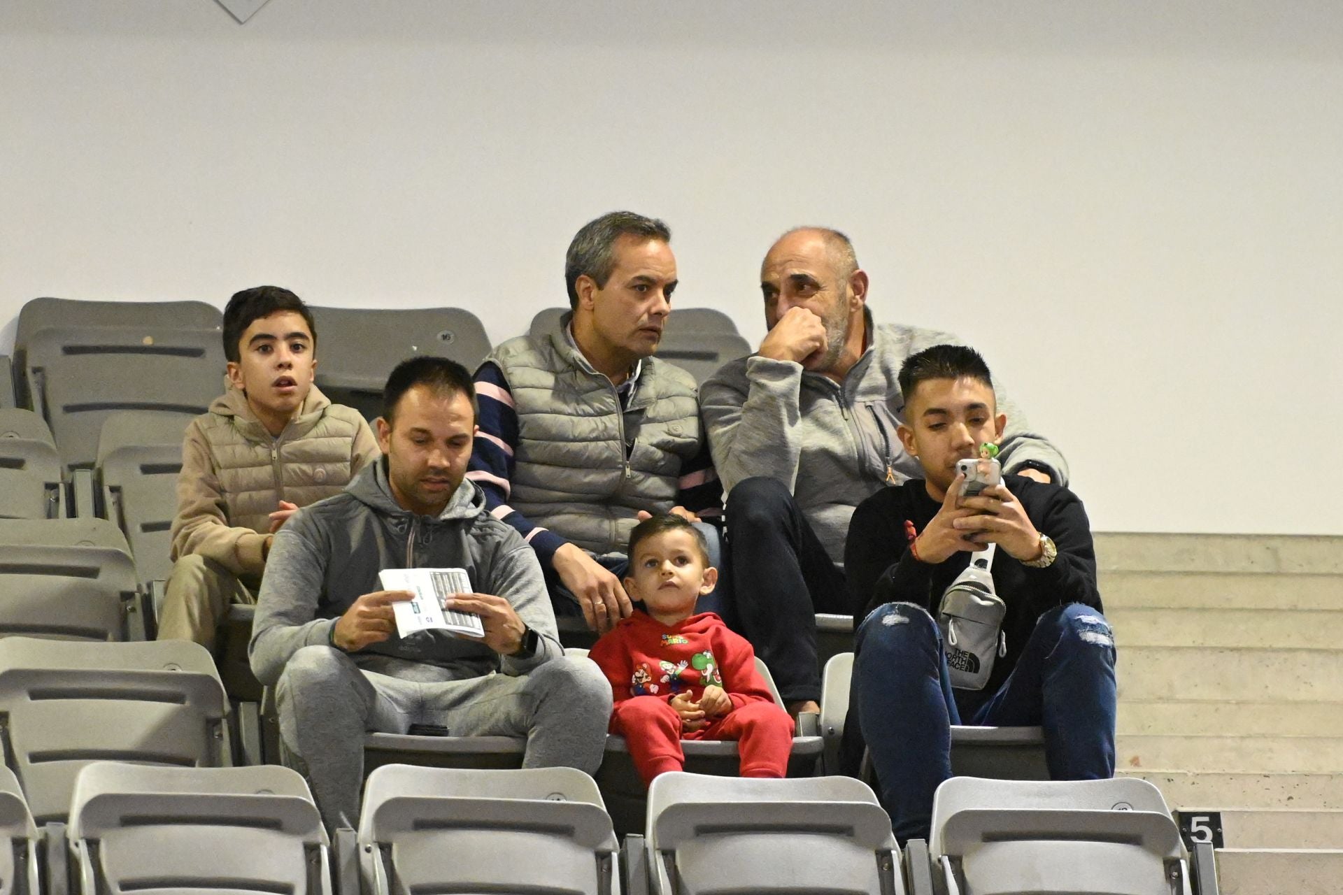 Encuéntrate en la grada durante el Covirán - Leyma Coruña