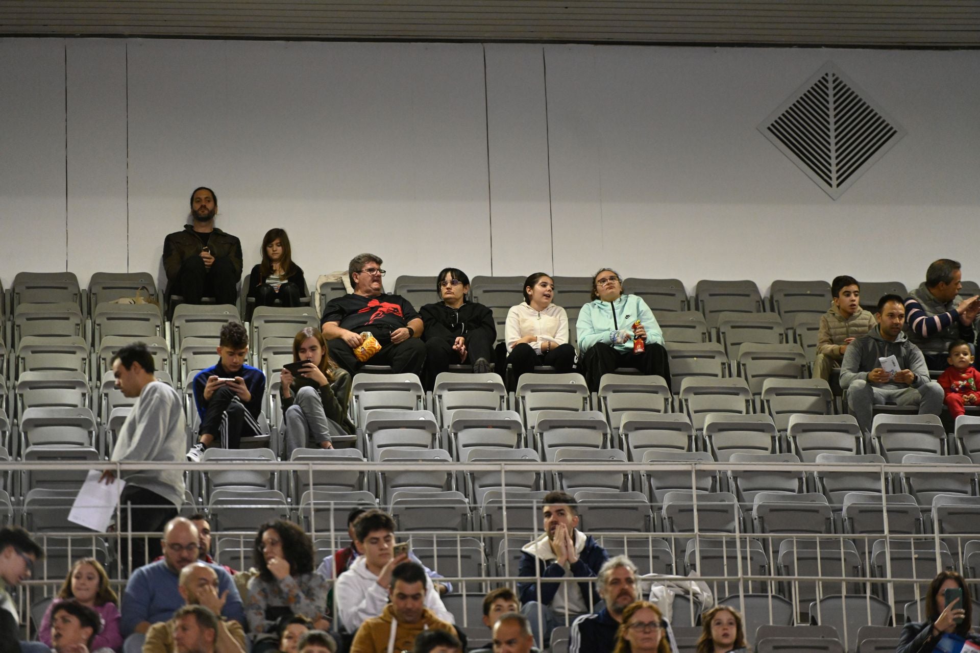 Encuéntrate en la grada durante el Covirán - Leyma Coruña