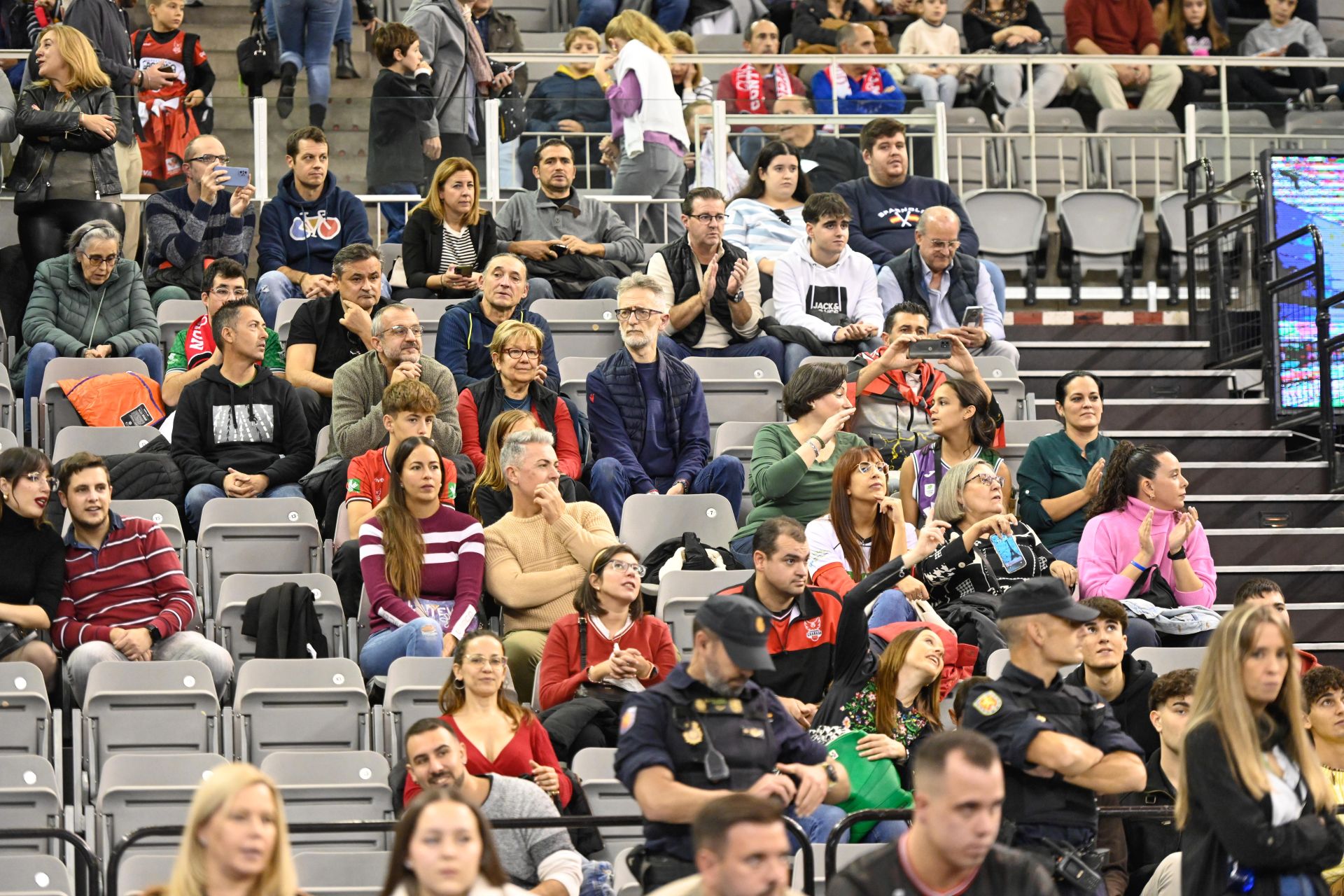 Encuéntrate en la grada durante el Covirán - Leyma Coruña