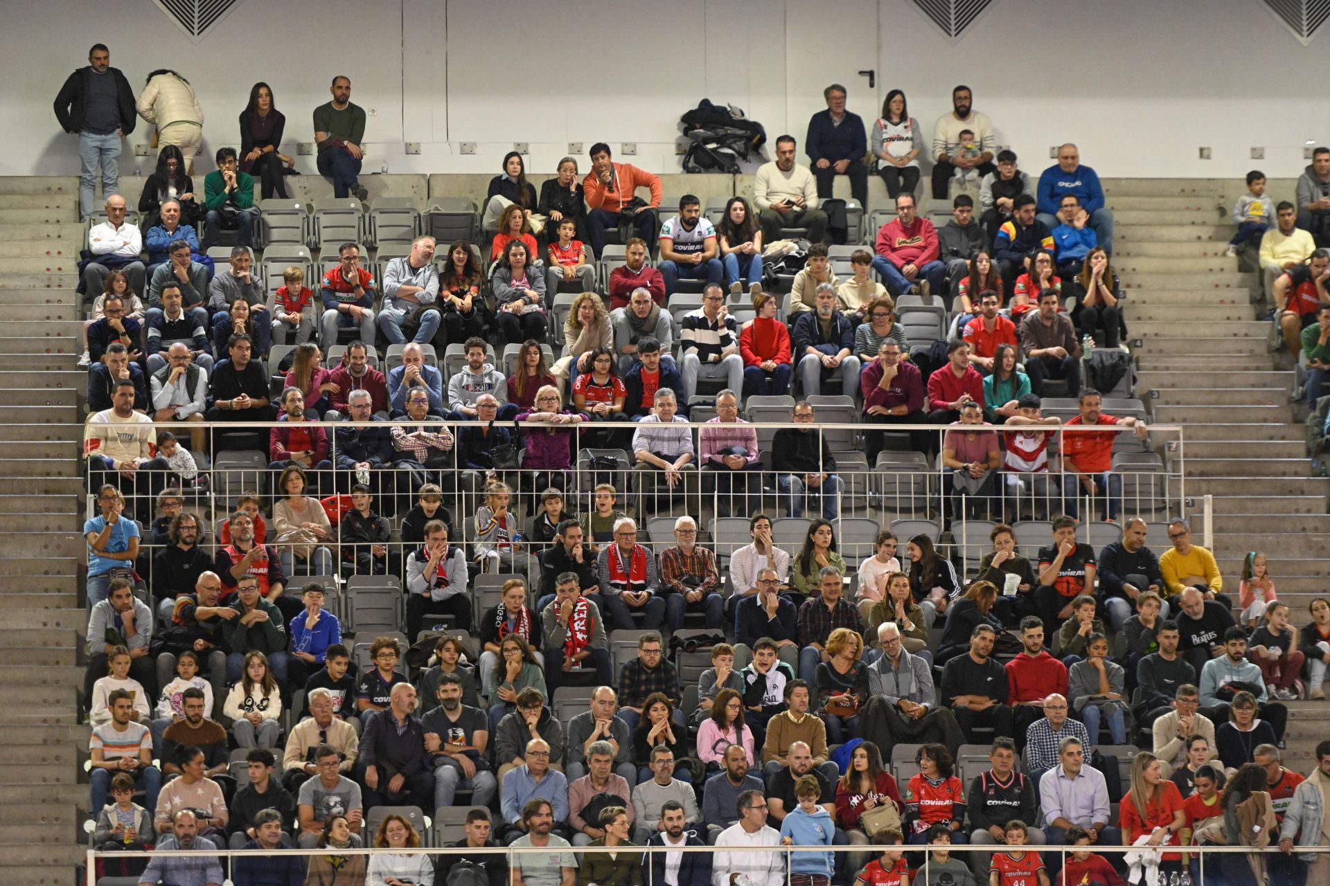 Encuéntrate en la grada durante el Covirán - Leyma Coruña