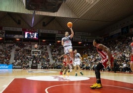 Sergi García, que aquí se eleva en Fontajau ante Pons, será una baja destacada en el Covirán frente al Leyma Coruña.