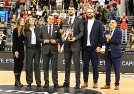 Foto de familia del acto de la retirada de la camiseta de David Iriarte.