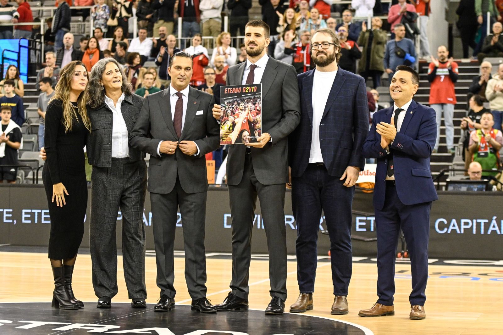 Foto de familia del acto de la retirada de la camiseta de David Iriarte.