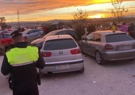 Concentración ilegal de coches en una imagen de archivo.