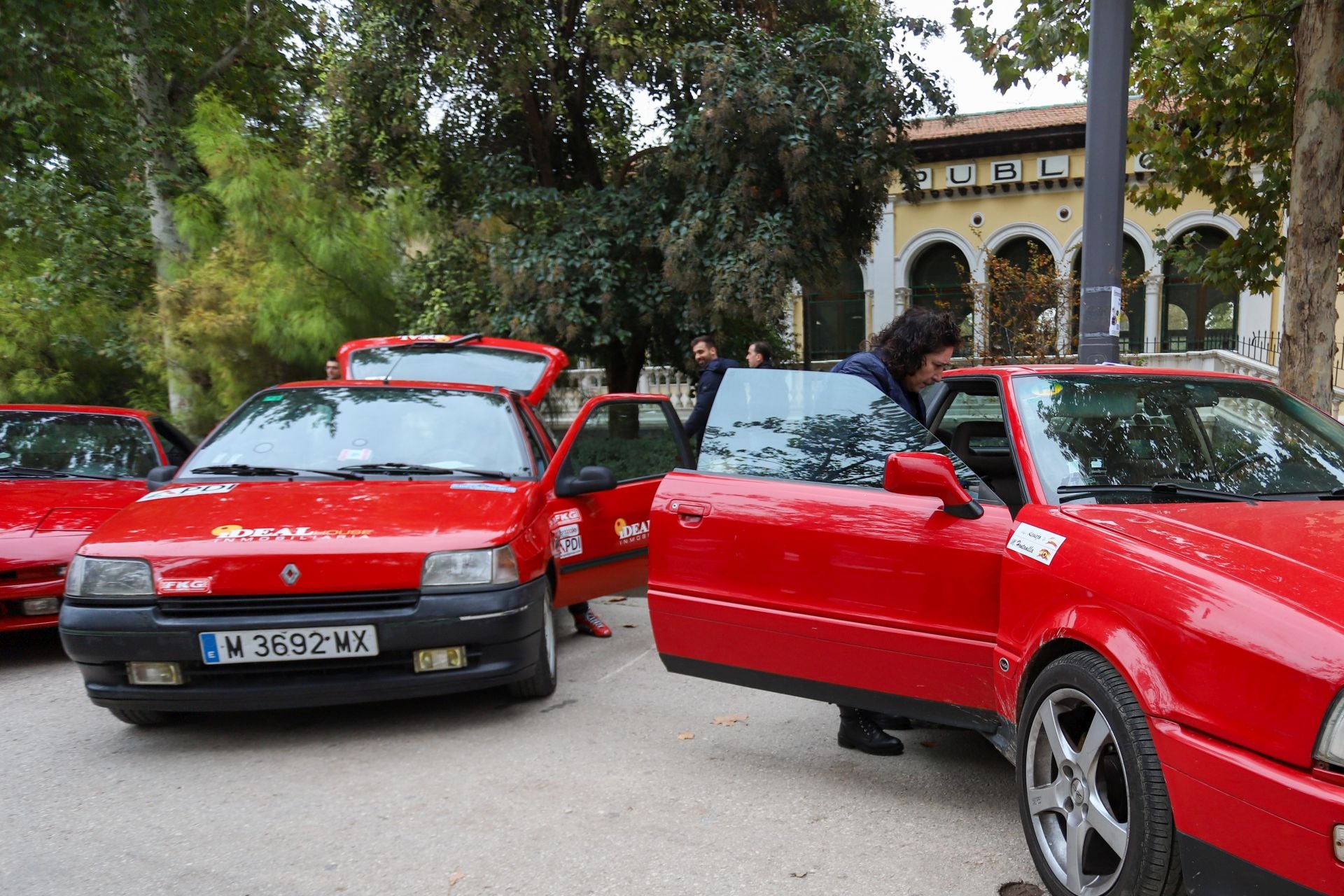 El Rally Primeras Nieves llena Granada de coches clásicos