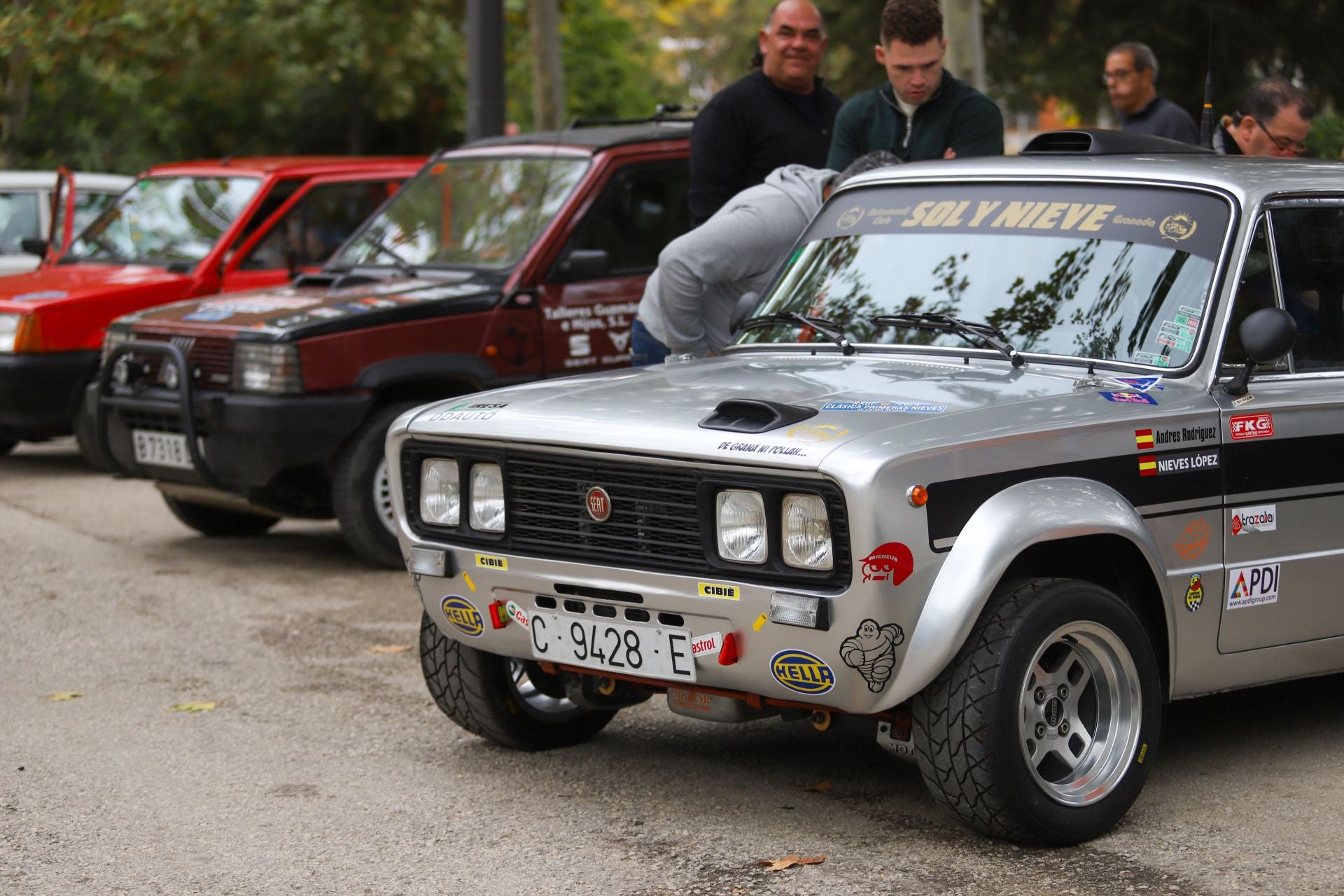 El Rally Primeras Nieves llena Granada de coches clásicos