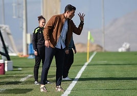 Arturo Ruiz reordena a sus futbolistas durante el partido.