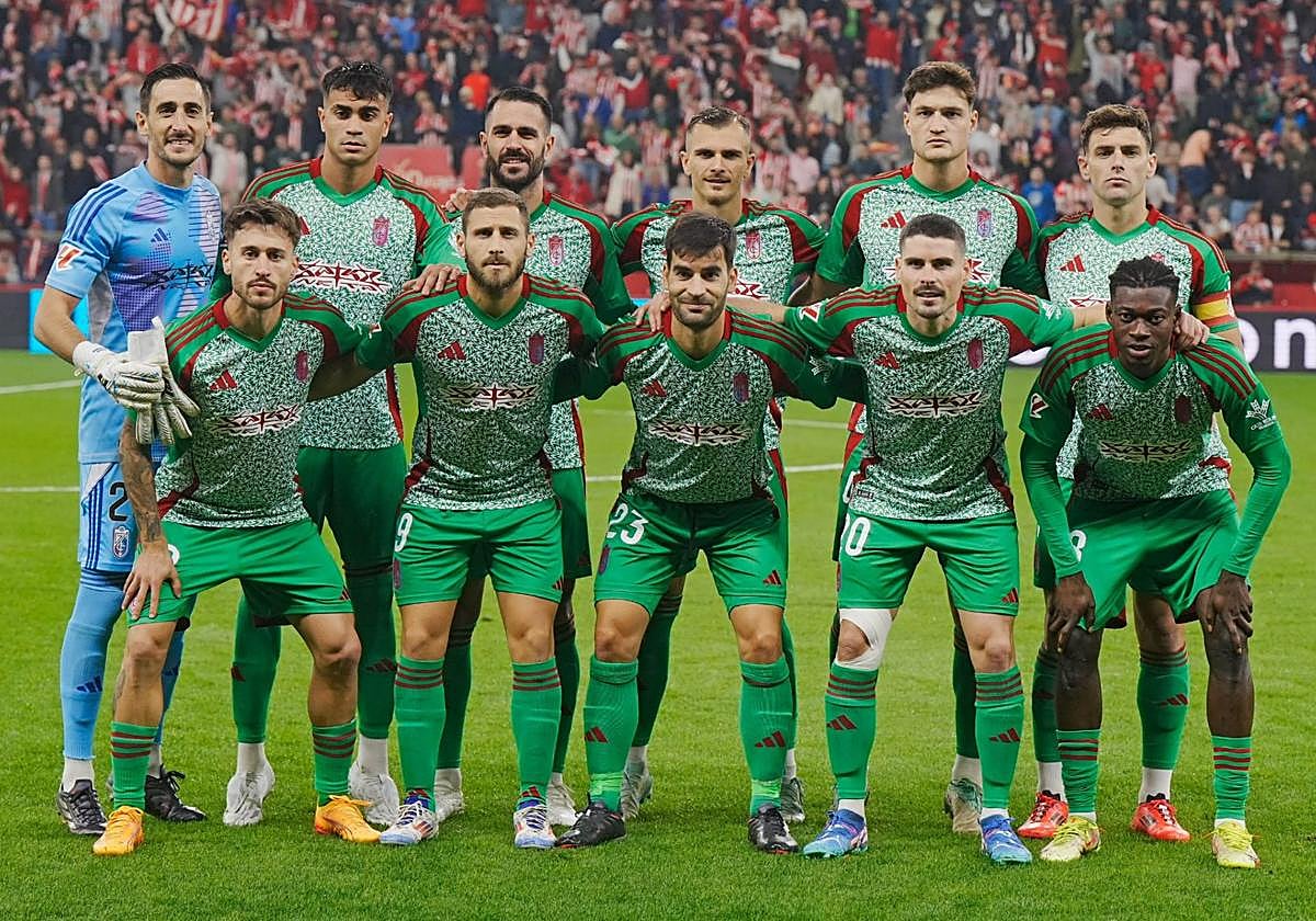 Titulares del Granada en El Molinón.