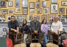 De izquierda a derecha, Fernando Pérez, Alba Domínguez, Alfonso Ibáñez, Elena Linares y Ana Pérez, en la Peña Flamenca de Jaén.