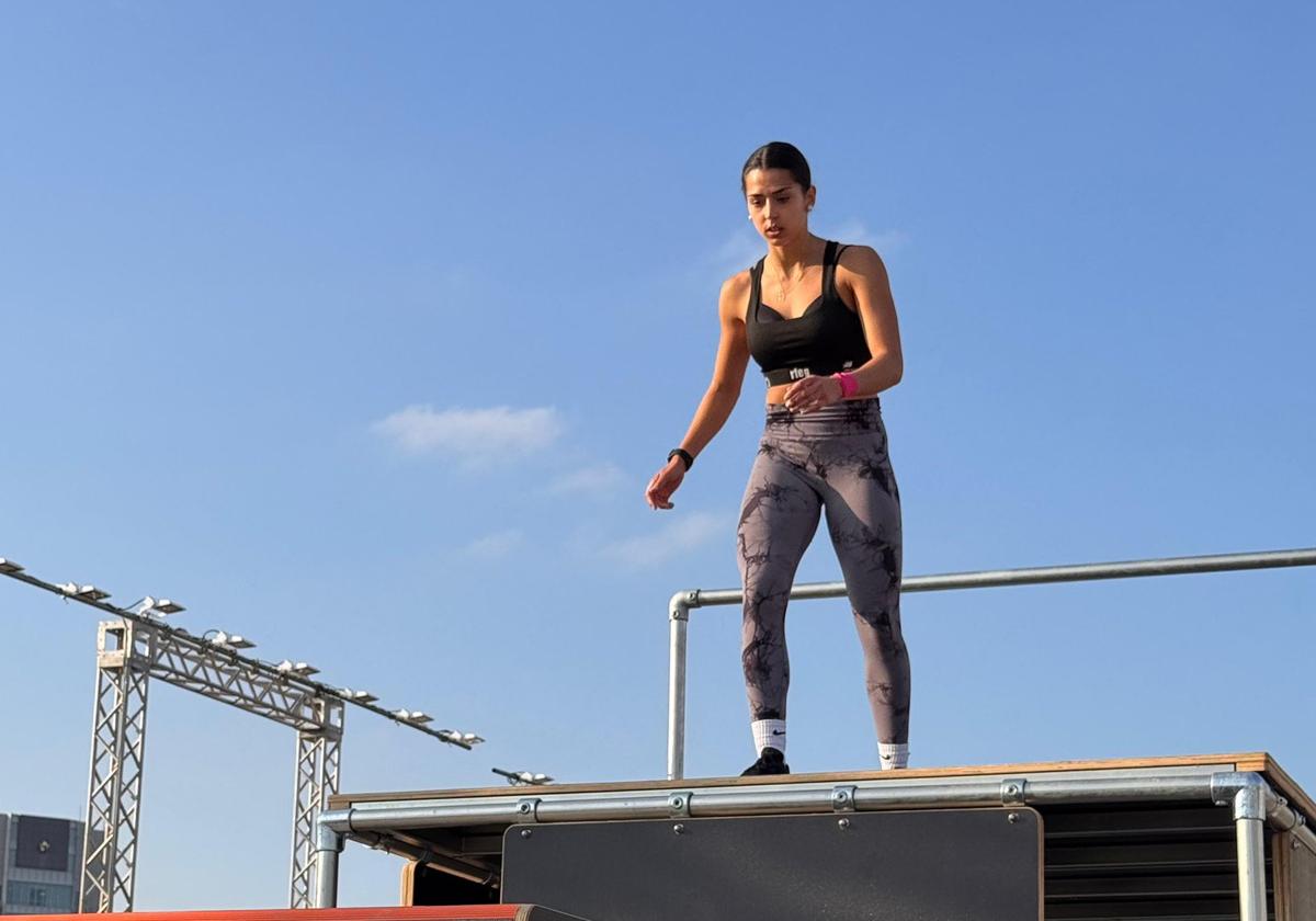 Marta Gutiérrez entrena el salto en Japón antes de arrancar el Mundial.