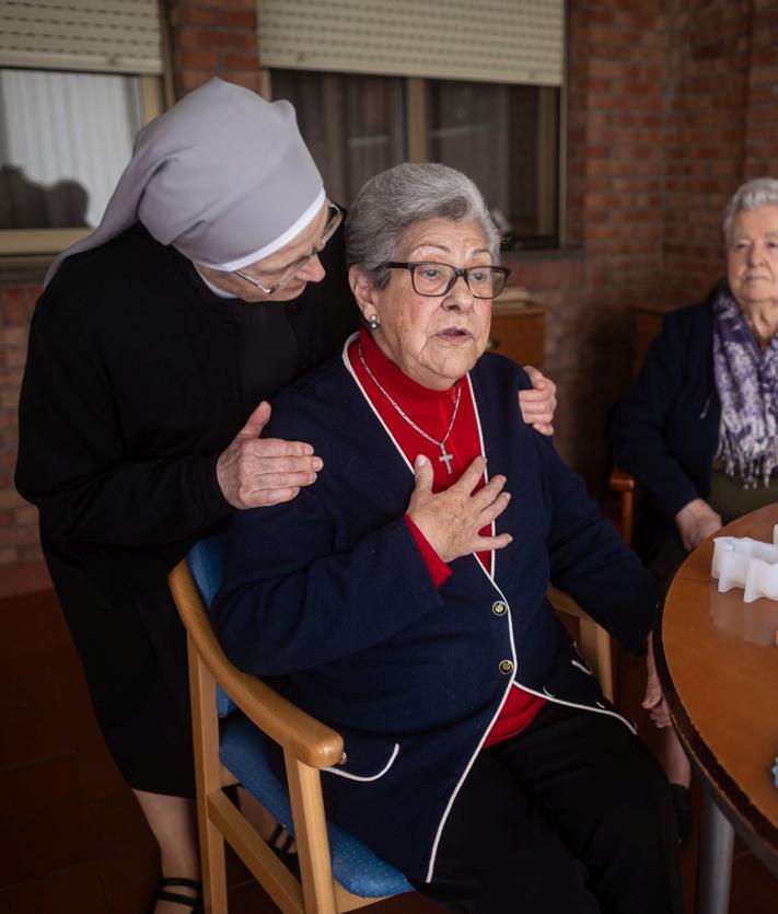 Imagen secundaria 2 - Remedios, de cien años, emocionada hablando del adiós de las hermanitas. La sala de terapia y Etel, de 81 años, recitando su poesía mientras recibe un gesto de cariño de Sor Ana María.