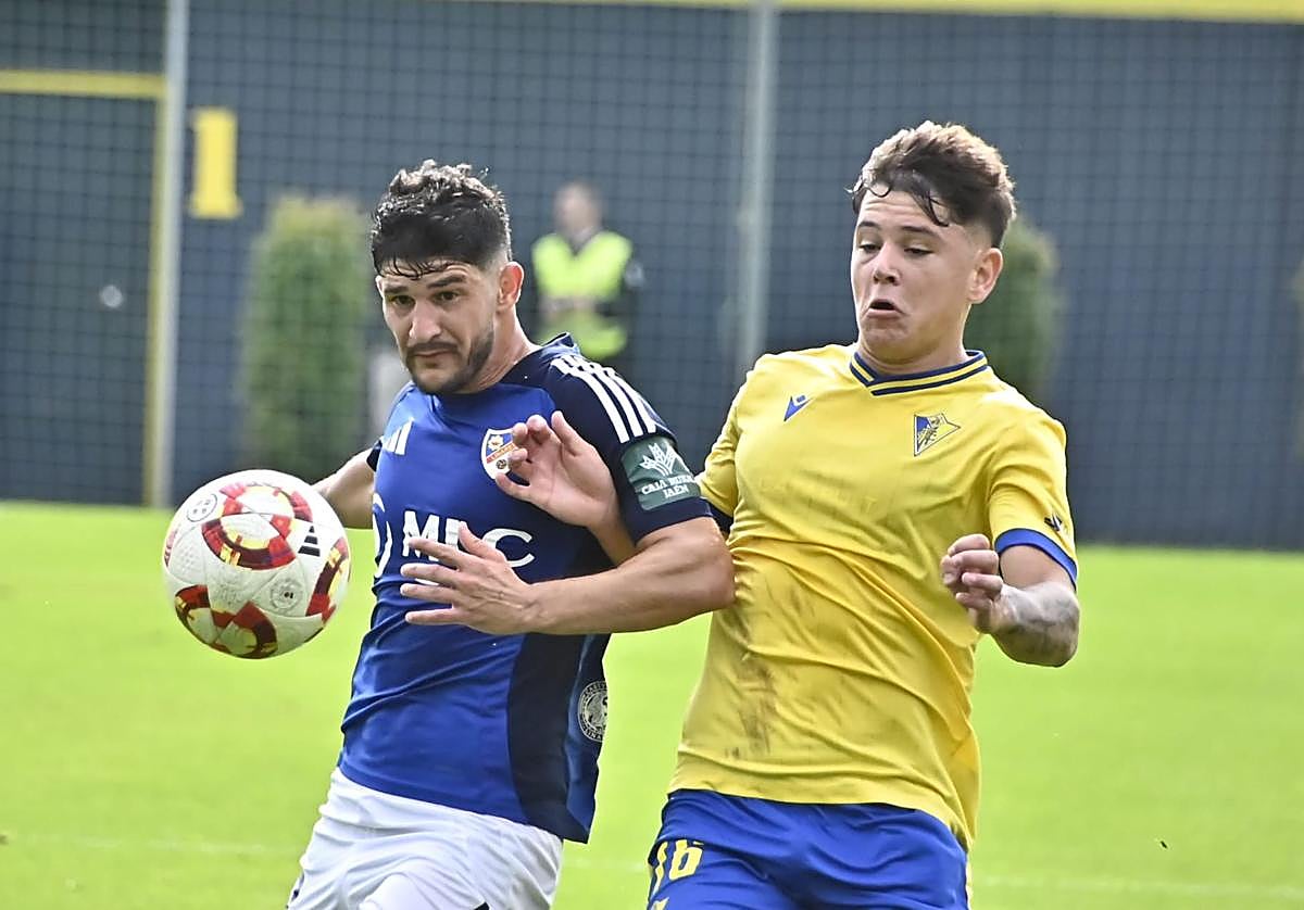 El linarense Lado y el gaditano Bastida, pugnando por un balón en la Ciudad Deportiva de la Bahía de Cádiz.