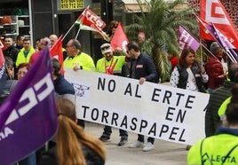 Una de las protestas de trabajadores de la factoría de Torres Papel por el ERTE que se ha prolongado de enero a septiembre de 2024.