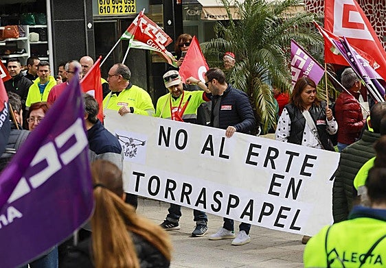 Una de las protestas de trabajadores de la factoría de Torres Papel por el ERTE que se ha prolongado de enero a septiembre de 2024.