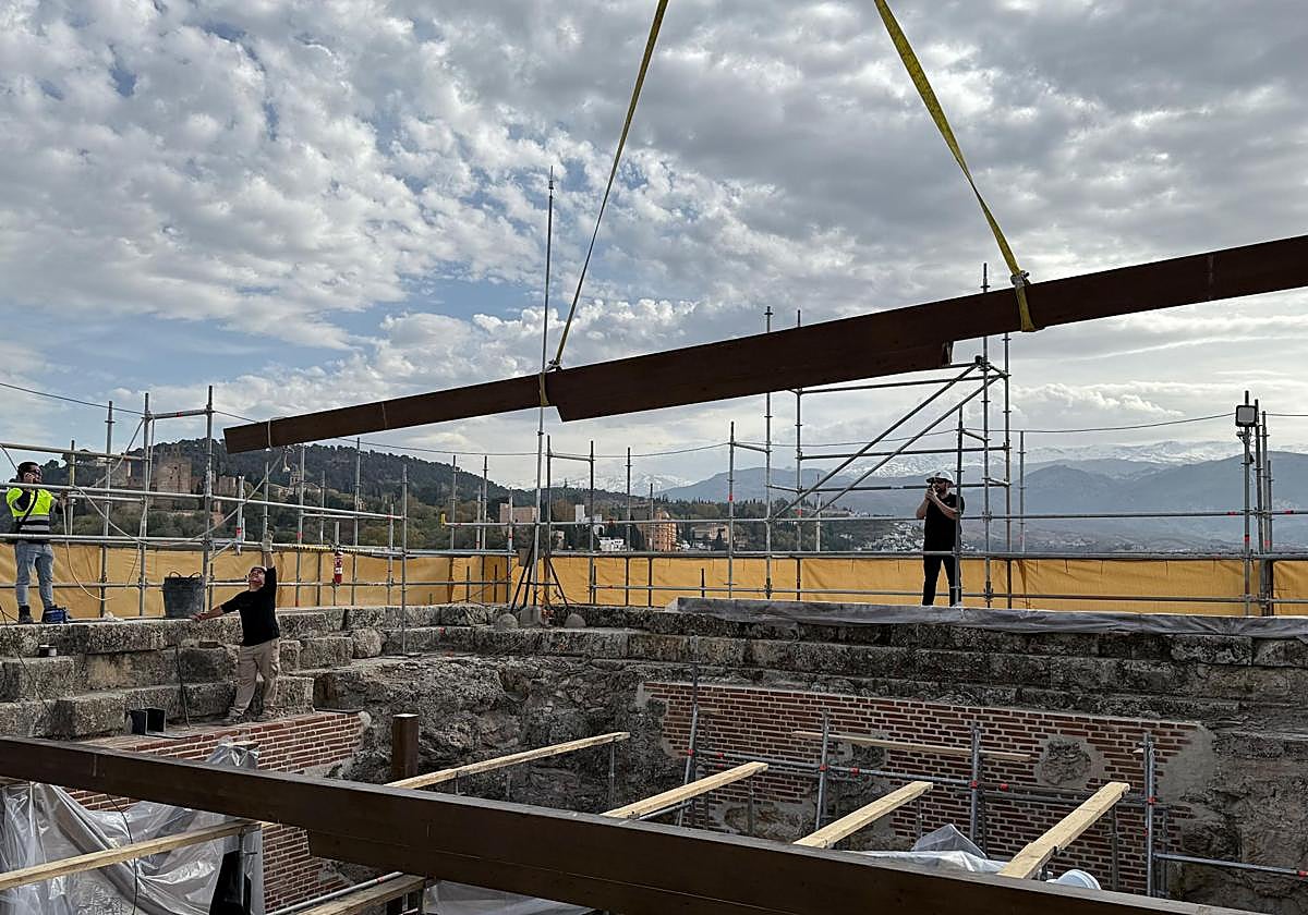 Operarios colocan las vigas en el nuevo forjado de la azotea de la Catedral, a 57 metros de altura.
