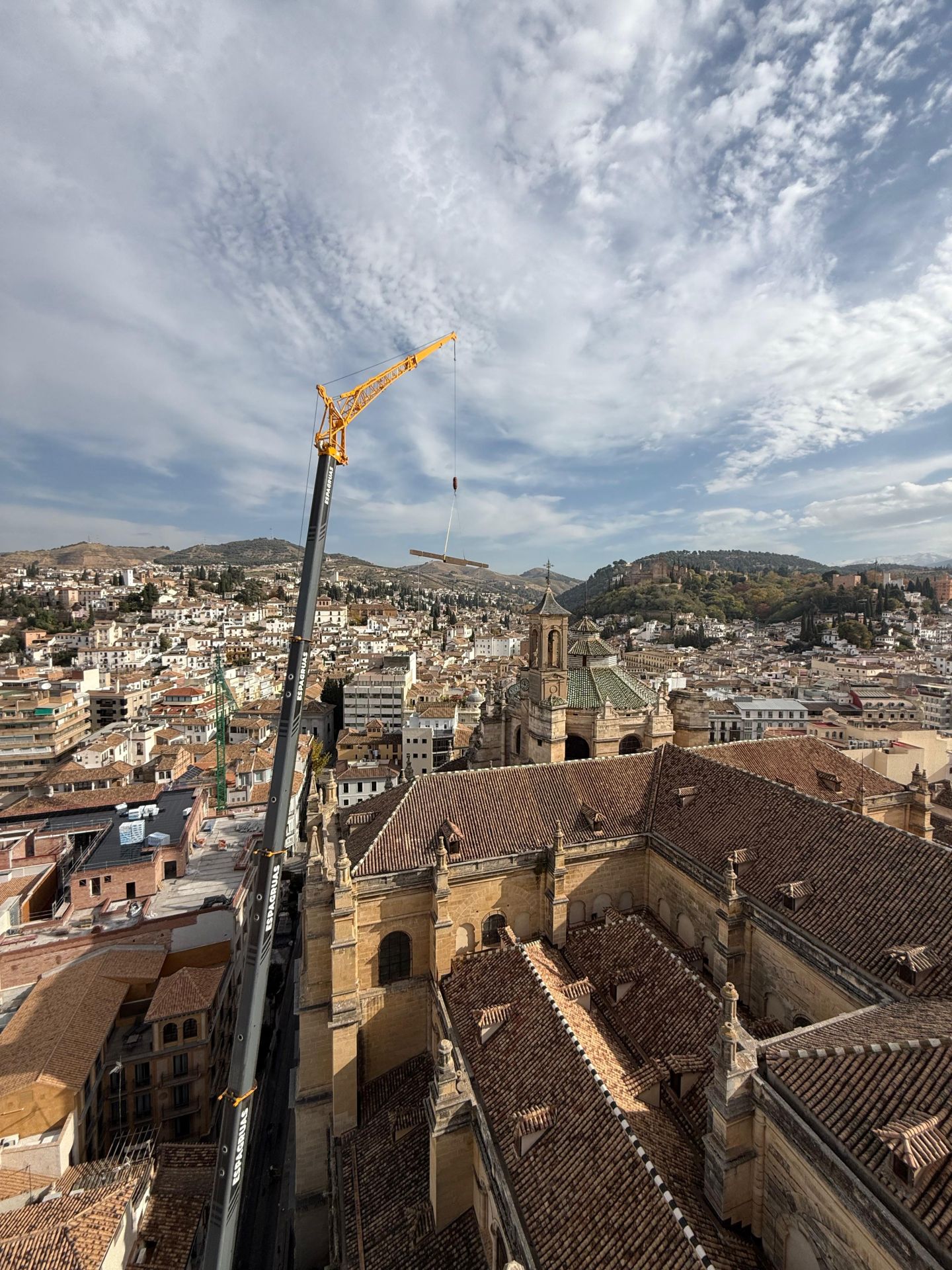 Espectacular panorámica de la grúa subiendo las vigas y Granada.