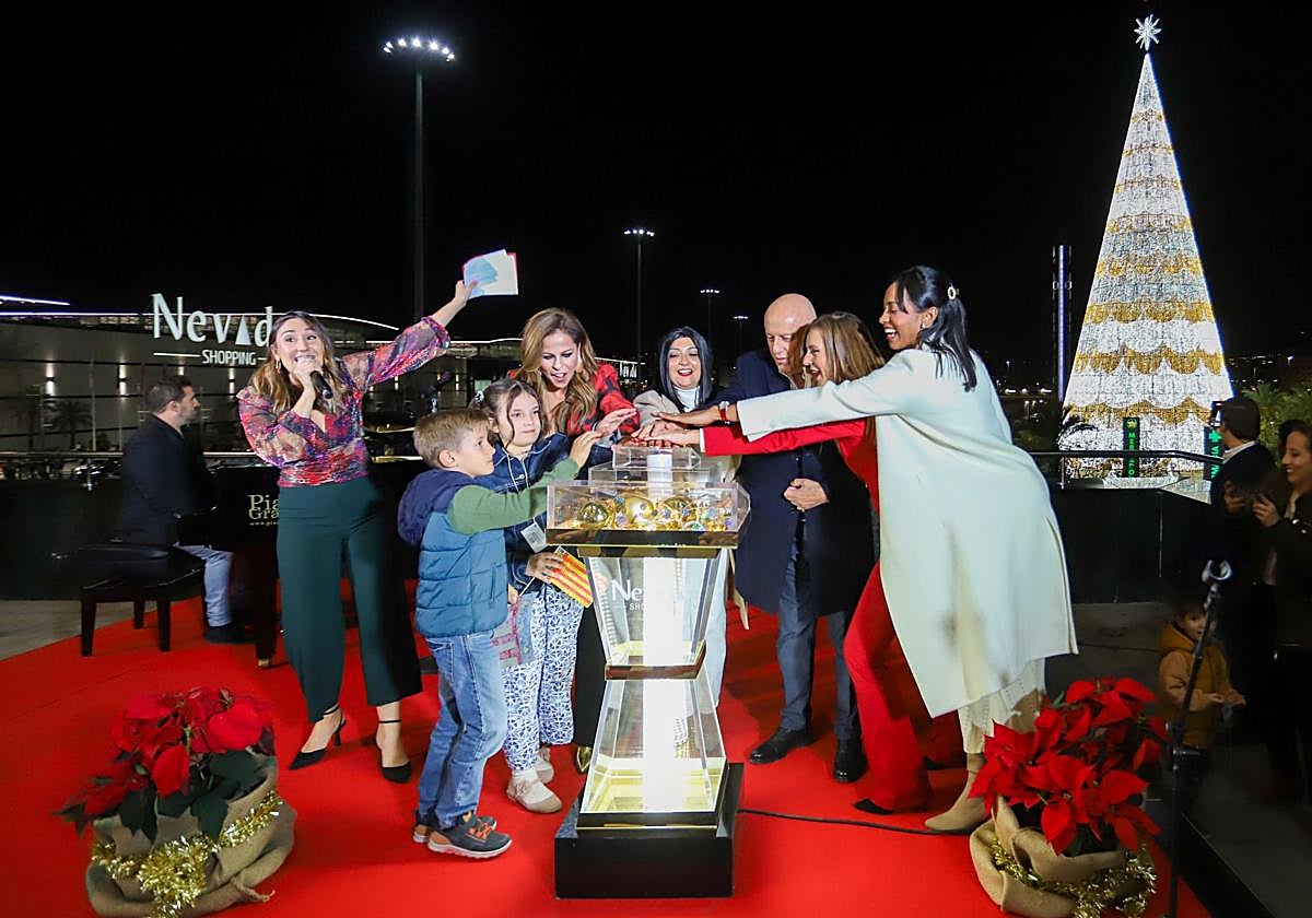 El Nevada Chopping ilumina su árbol de navidad.