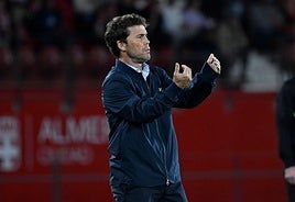 Rubi dando intrucciones desde el banquillo